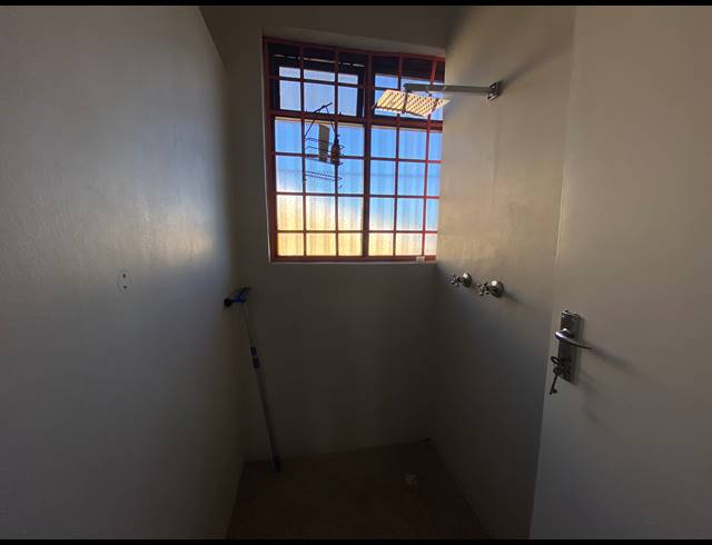 176M² OFFICE TO LET IN PAARDEN EILAND